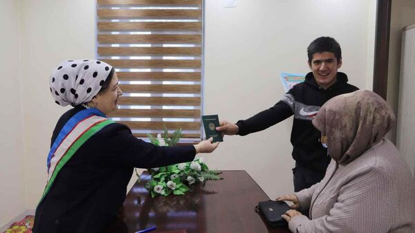 Житель Мархаматского района получил первый документ в 19 лет - Sputnik Узбекистан