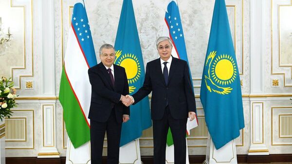  Шавкат Мирзиёев и Президент Республики Казахстан Касым-Жомарт Токаев провели неформальную встречу в городе Шымкенте. - Sputnik Узбекистан
