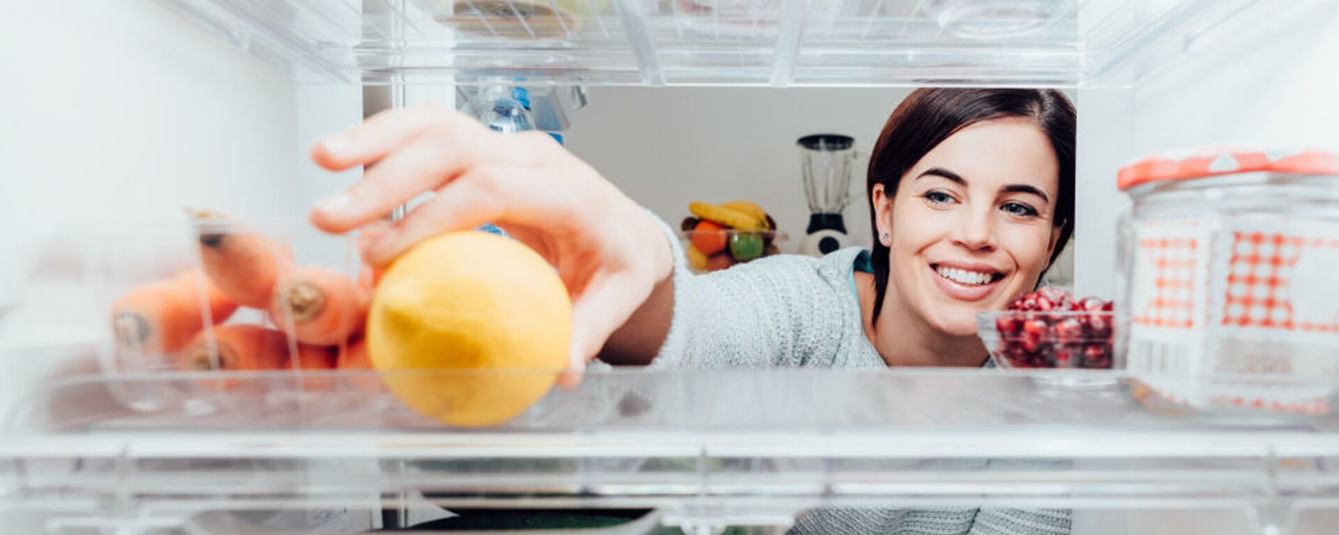 Девушка кладет продукты в холодильник - Sputnik Узбекистан, 1920, 18.09.2025