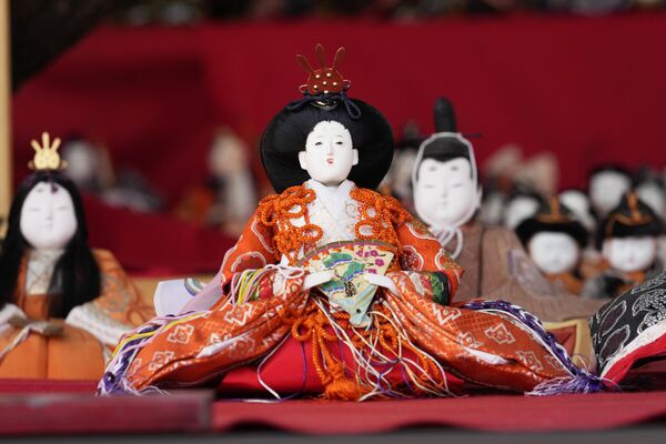 Куклы в синтоистском храме в Токио. - Sputnik Узбекистан