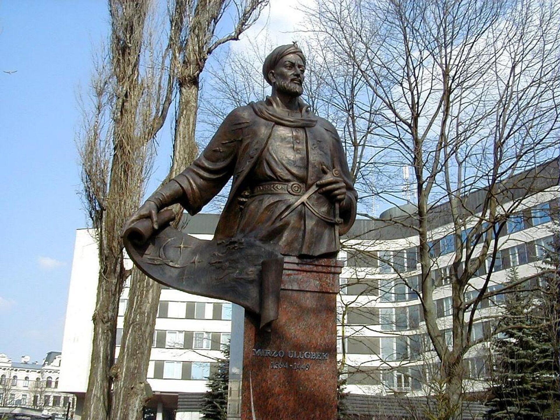 Памятник Мирзо Улугбеку в Риге. - Sputnik Ўзбекистон, 1920, 06.03.2023