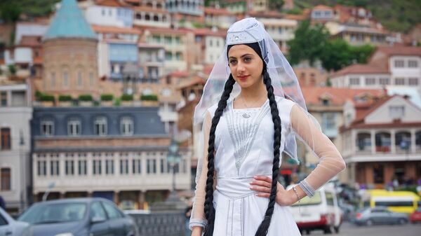 Участница шествия, приуроченного к празднованию Дня национального костюма, в Тбилиси, Грузия - Sputnik Ўзбекистон