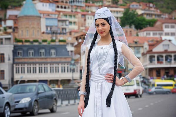 Участница шествия, приуроченного к празднованию Дня национального костюма в Тбилиси. - Sputnik Узбекистан