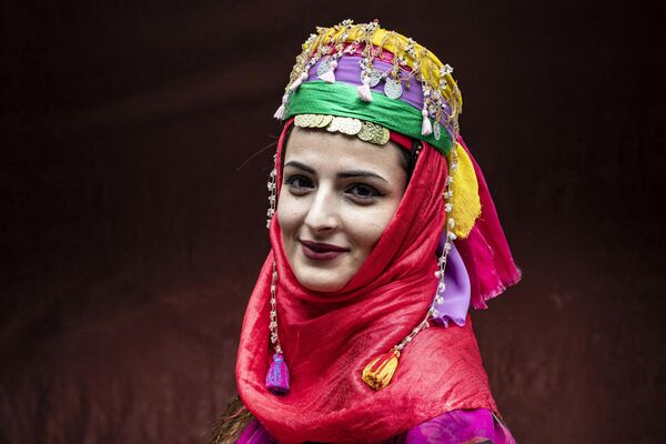 Сирийская женщина в традиционном наряде во время ежегодной церемонии празднования &quot;Дня курдской одежды&quot; в городе Камышлы. - Sputnik Узбекистан
