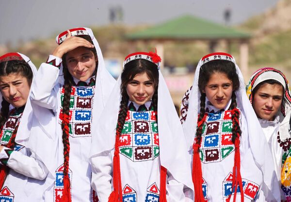 Таджикские девушки во время празднования Навруза. - Sputnik Узбекистан