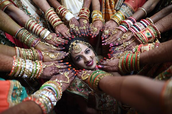 Невеста на свадьбе в Сурате (Индия). - Sputnik Узбекистан