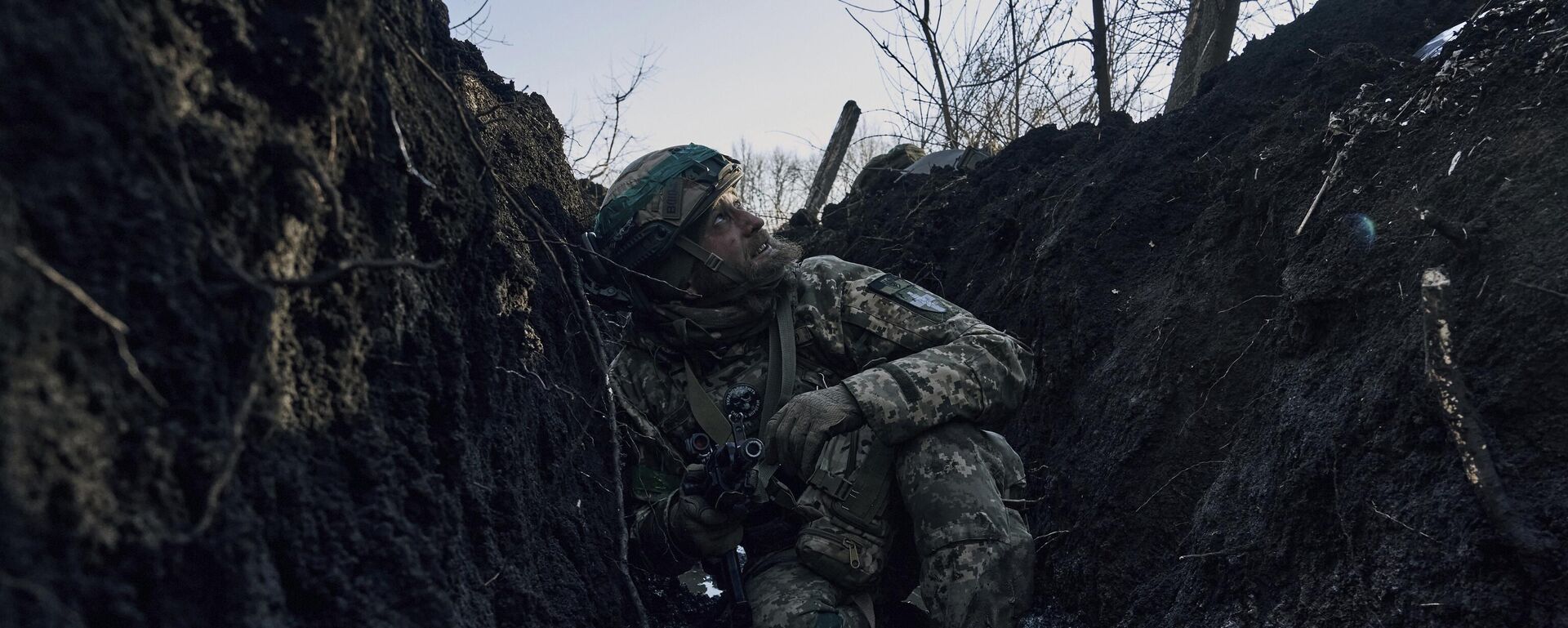 Солдат ВСУ прячется в траншее во время обстрела под Артемовском. Архивное фото - Sputnik Ўзбекистон, 1920, 29.01.2026