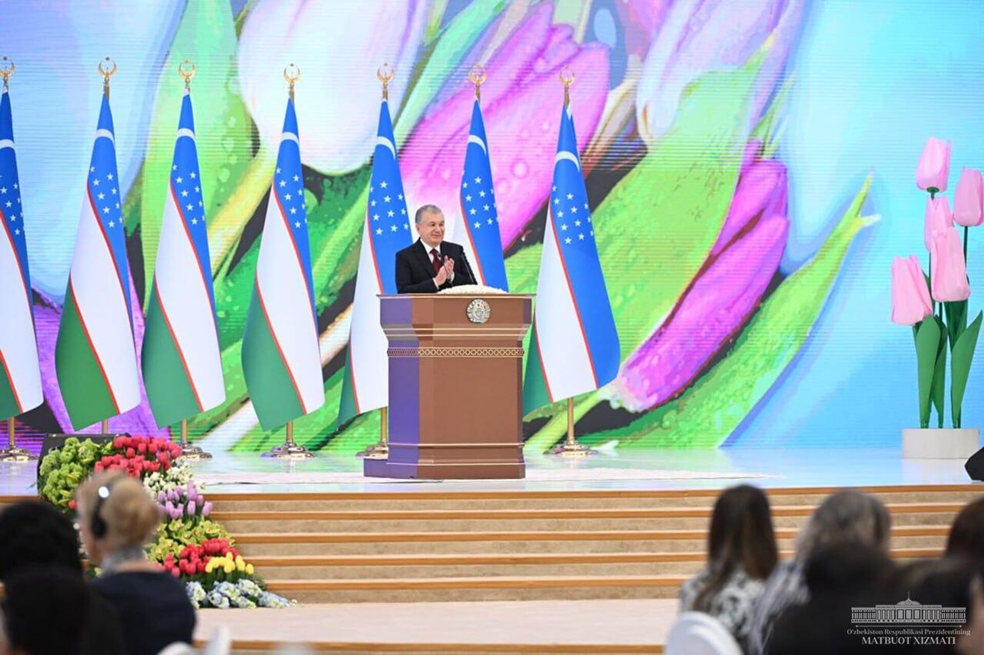 Shavkat Mirziyoyev pozdravil jenshin Uzbekistana s 8-marta v Mejdunarodnom kongress-sentre v Tashkente. - Sputnik O‘zbekiston, 1920, 07.03.2023