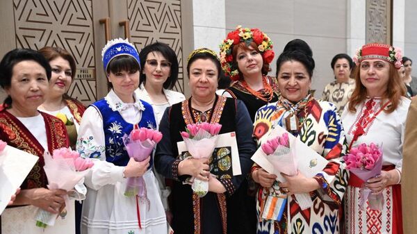 Шавкат Мирзиёев поздравил женщин Узбекистана с 8 марта в Международном конгресс-центре в Ташкенте. - Sputnik Узбекистан