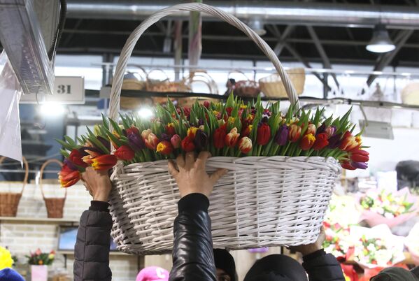 Мужчины несут корзину с цветами в преддверии Международного женского дня - Sputnik Узбекистан