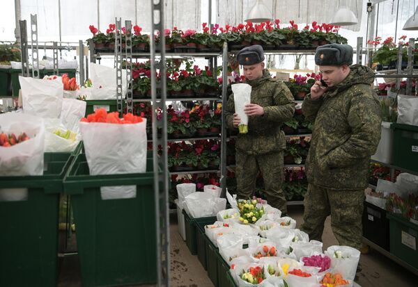 Военнослужащие покупают цветы к 8 марта  - Sputnik Узбекистан