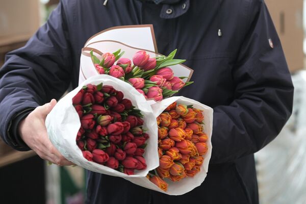 Мужчина с цветами  к 8 марта - Sputnik Узбекистан