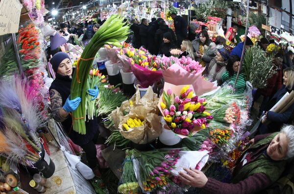 Продажа цветов в Москве в преддверии Международного женского дня - Sputnik Узбекистан