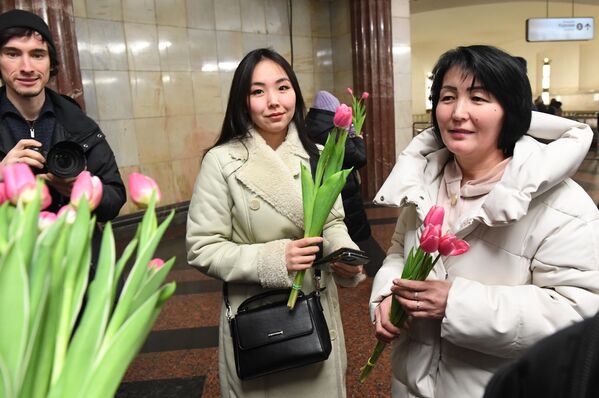 Сотрудники УВД на Московском метрополитене поздравляют женщин с наступающим 8 марта - Sputnik Узбекистан