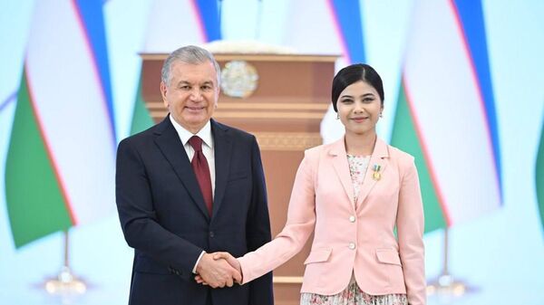 Шавкат Мирзиёев торжественно вручил награды группе женщин. - Sputnik Узбекистан