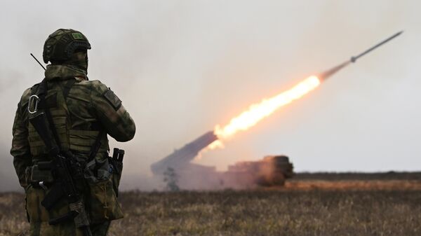 Работа артиллерийских расчетов в зоне СВО - Sputnik Ўзбекистон