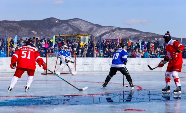 Участники звездного хоккейного матча на льду озера Байкал в поселке Большое Голоустное Иркутского района - Sputnik Узбекистан