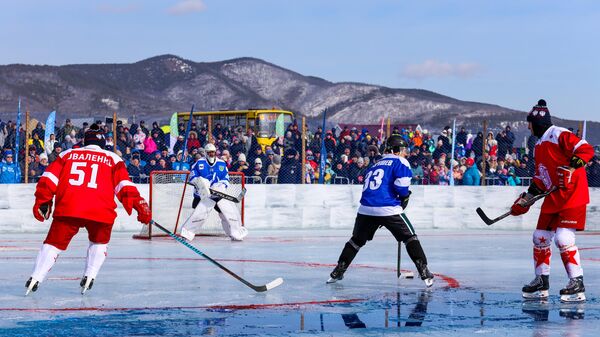 Участники звездного хоккейного матча на льду озера Байкал в поселке Большое Голоустное Иркутского района - Sputnik Узбекистан