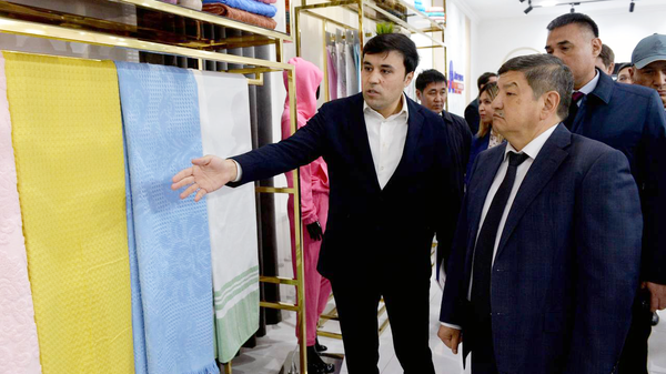 Акылбек Жапаров посетил текстильные предприятия в Намангане  - Sputnik Узбекистан