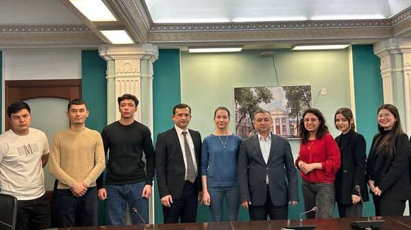 Oʻzbekistonlik diplomatlar Rossiya universitetida oʻqiyotgan yoshlar bilan uchrashdi - Sputnik Oʻzbekiston