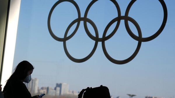 Devushka v glavnom press-sentre zimnix Olimpiyskix igr 2022 v Pekine. - Sputnik O‘zbekiston