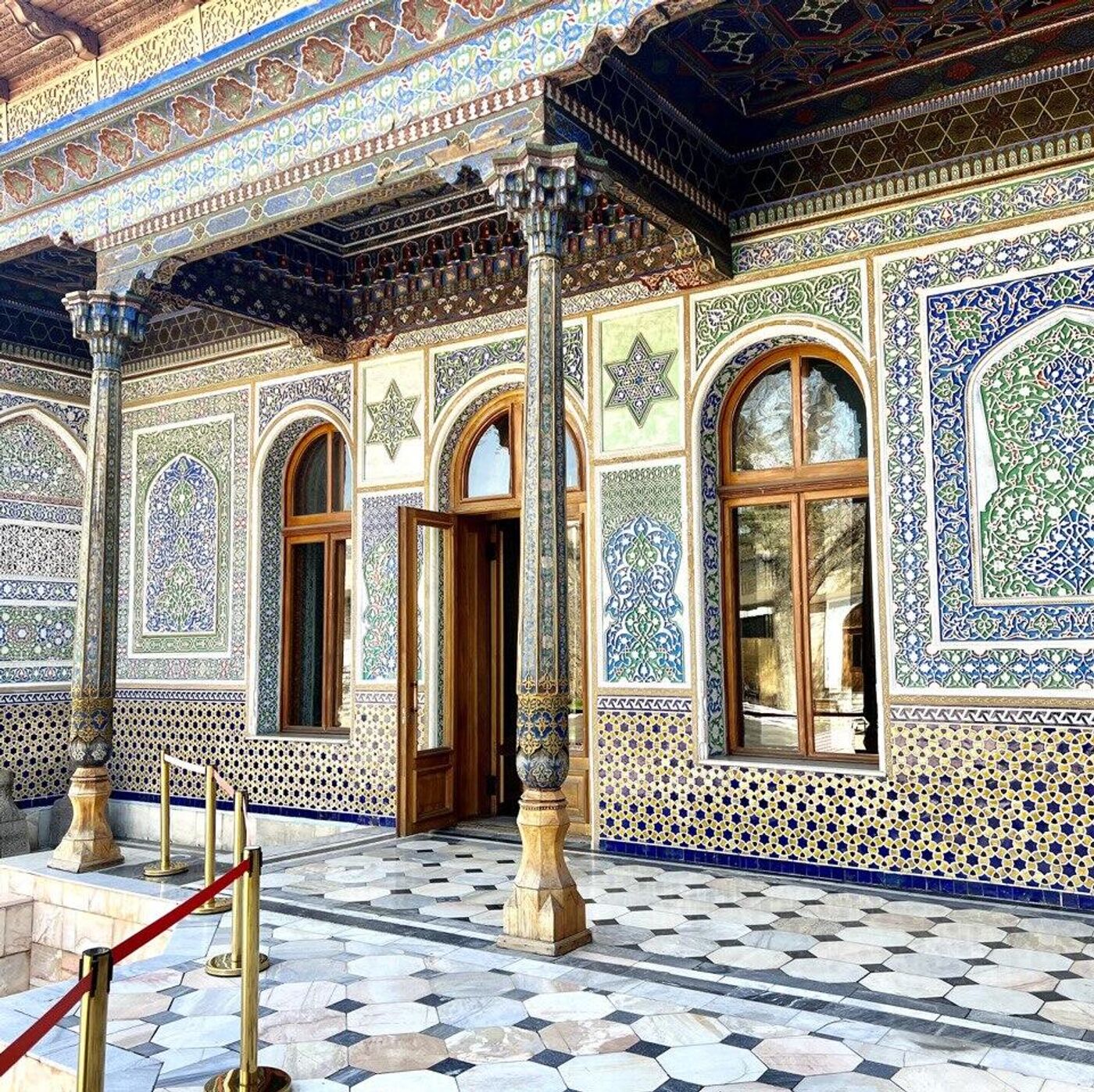 Mehmonxona xonasida yumshoq jinsiy aloqa