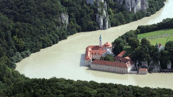 Река Дунай, затопляющая близлежащий монастырь Вельтенбург на юге Германии - Sputnik Узбекистан