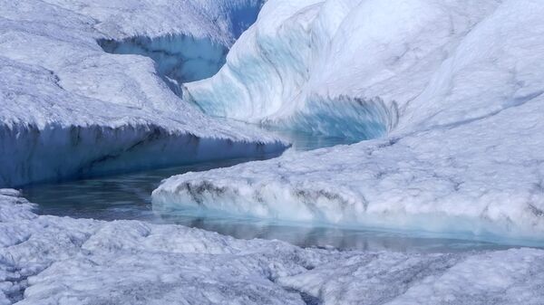 Голубая река на леднике Петермана в Гренландии - Sputnik Ўзбекистон