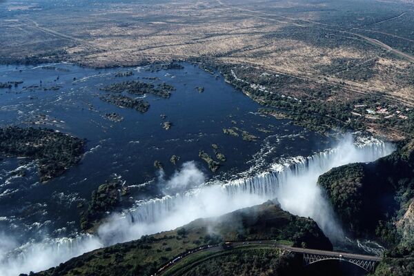 Водопад Виктория на границе между Замбией и Зимбабве. - Sputnik Узбекистан