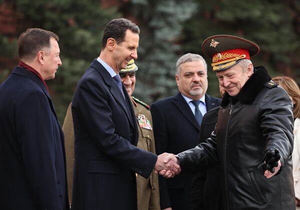 Президент Сирии Башар Асад и военный комендант города Москвы Евгений Селезенев  - Sputnik Узбекистан