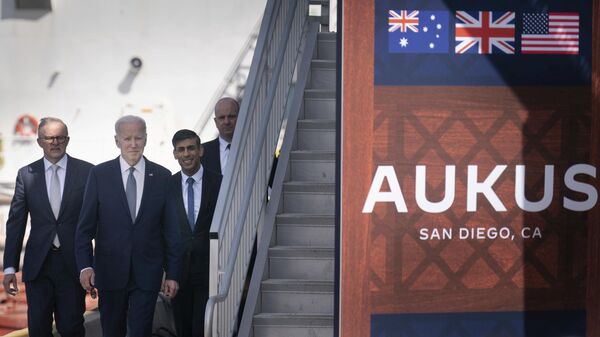 Премьер-министр Великобритании Риши Сунак во время встречи с президентом США Джо Байденом и премьер-министром Австралии Энтони Олбанезе 13 марта 2023 года в рамках Aukus, трехстороннего пакта о безопасности между Австралией, Великобритания и США. - Sputnik Узбекистан