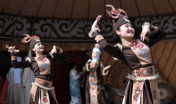 Артисты в национальных костюмах на праздновании Нооруза в Бишкеке. - Sputnik Узбекистан