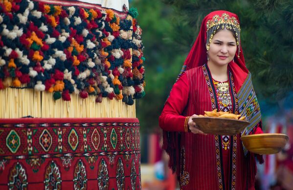 Девушка в национальном костюме на праздновании Новруза в Ашхабаде.  - Sputnik Узбекистан