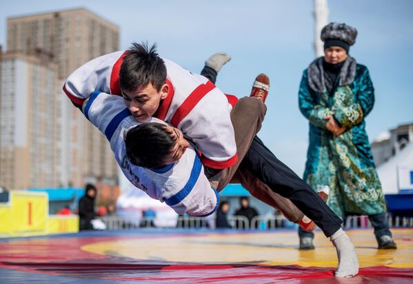 Соревнования по борьбе на поясах во время празднования Наурыза на площади Независимости в Астане. - Sputnik Узбекистан