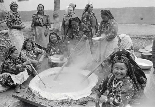 Узбекские женщины варят в казане национальное блюдо сумалак во время подготовки к празднику Навруз. - Sputnik Узбекистан