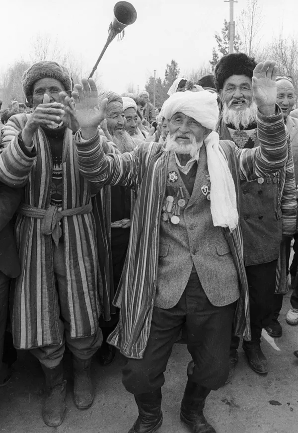 Пожилой житель Узбекистана танцует во время праздника Навруз. - Sputnik Узбекистан