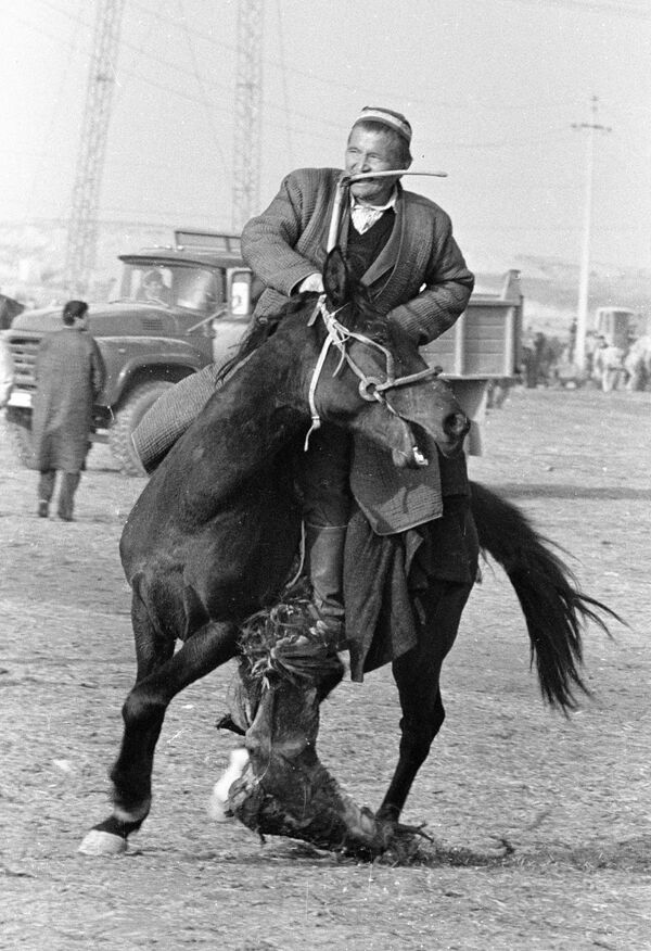 Участник древнего восточного праздника Навруз скачет на лошади. - Sputnik Узбекистан