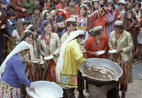 Участницы праздника навруз раздают суманак - традиционное блюдо из ростков пшеницы. - Sputnik Узбекистан