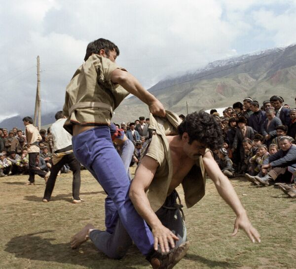 Состязание по старинной таджикской борьбе гуштингири на празднике Навруз. - Sputnik Узбекистан