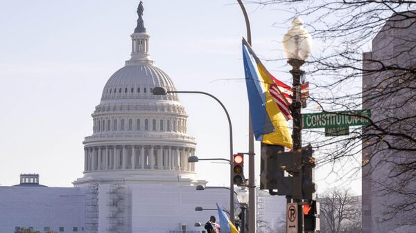 Американский и украинский флаги на улицах Вашингтона. Архивное фото. - Sputnik Ўзбекистон