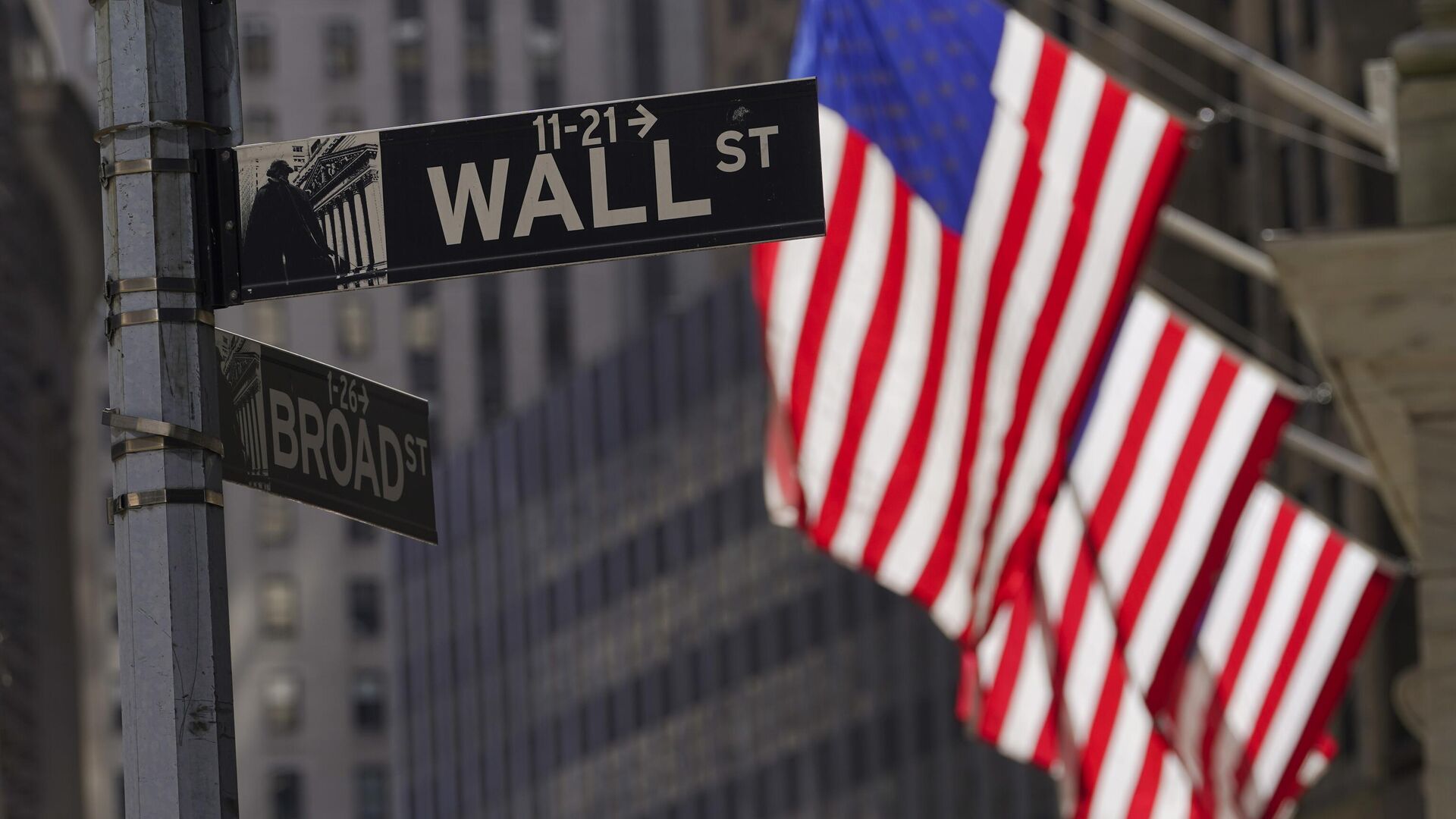 Американские флаги у здания Нью-Йоркской фондовой биржи. - Sputnik Узбекистан, 1920, 26.10.2023