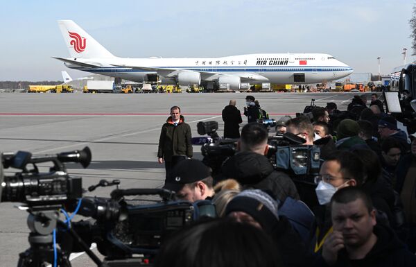 Журналисты на церемонии встречи председателя КНР Си Цзиньпин, прибывшего в Москву с государственным визитом, в аэропорту Внуково-2 - Sputnik Узбекистан
