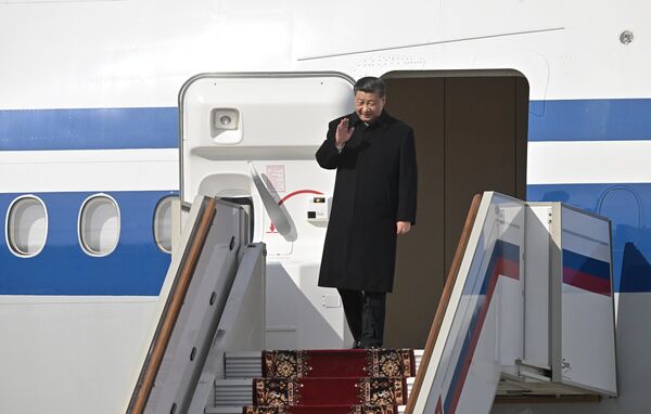 Председатель КНР Си Цзиньпин, прибывший в Москву с государственным визитом, во время церемонии встречи в аэропорту - Sputnik Узбекистан