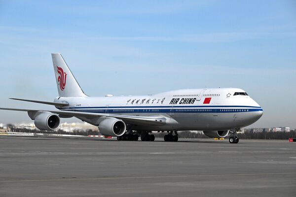 Самолет Boeing 747-89L с председателем КНР Си Цзиньпином на борту, прибывшим в Москву с государственным визитом - Sputnik Узбекистан