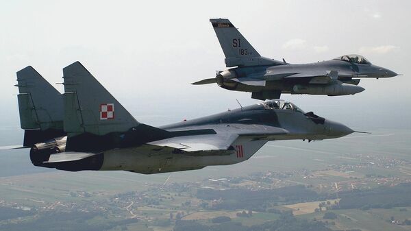 Миг-29 польских ВВС с истребителем F-16 ВВС США. - Sputnik Ўзбекистон