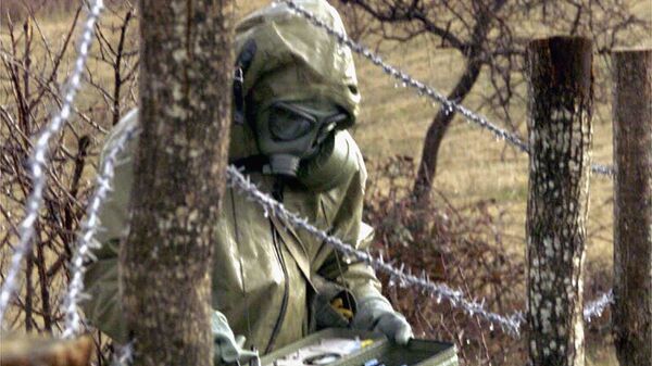 Cолдат югославской армии измеряет радиоактивность в зоне бомбардировки, Прешево, Сербия - Sputnik Узбекистан