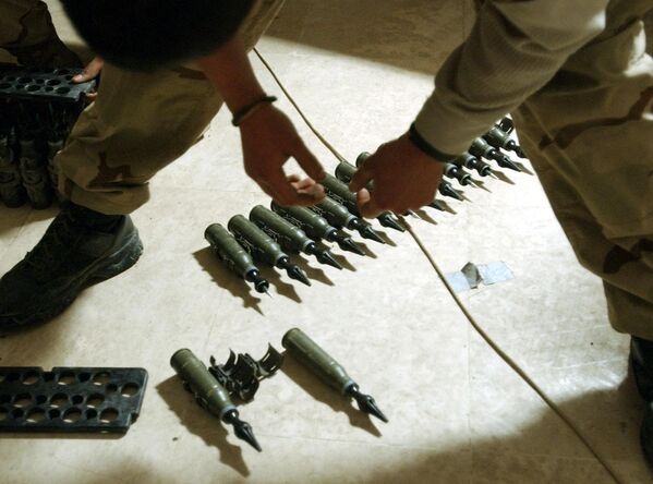 Американский военнослужащий считает снаряды с обедненным ураном на базе в Тикрите, Ирак, 2004 год. - Sputnik Узбекистан