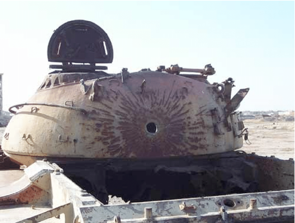 Танк, который был подбит снарядом с обедненным ураном в районе Персидского залива. - Sputnik Узбекистан