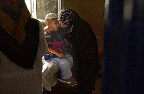 Болеющий раком слепой ребенок в Басре, Ирак. - Sputnik Узбекистан