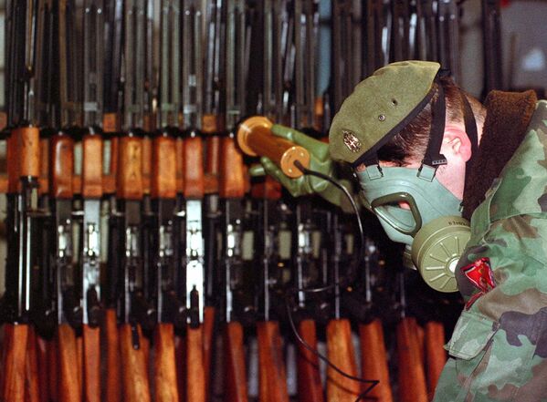 Солдат боснийско-сербской армии измеряет уровень радиации на оружии и военной технике на военном заводе в городе Братунац, 2001 год. - Sputnik Узбекистан
